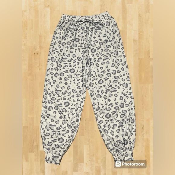 NWOT Women’s Size Medium Cheetah Print Polyester Long Sleeve Top Bottom Sleepwea - Picture 7 of 10